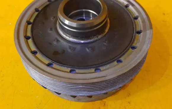 BMW 1 F40 Crankshaft pulley 8671950