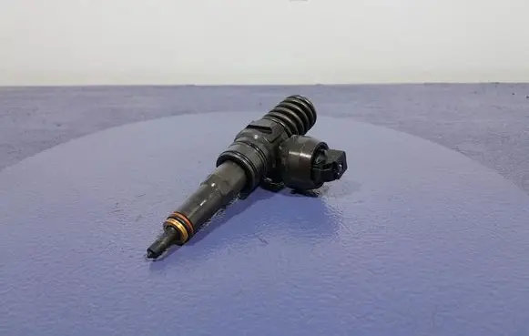 Volkswagen PASSAT B6 Fuel injector 038130073BQ