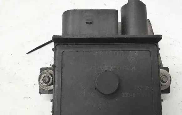 BMW 5 E60 E61 Glow plug pre-heat relay 7798000