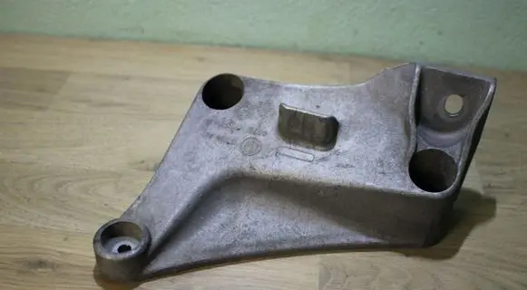 BMW 5 E39 Engine mounting bracket 6750441
