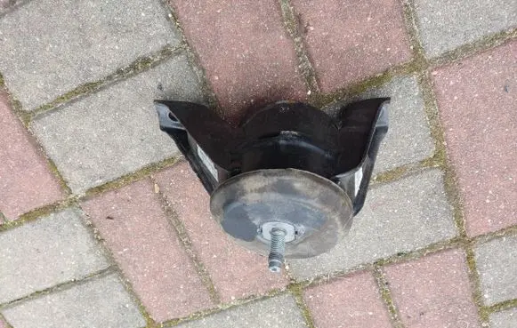 Engine mount bracket