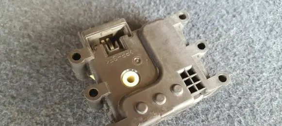 Mazda 3 I Air flap motor/actuator 5715F