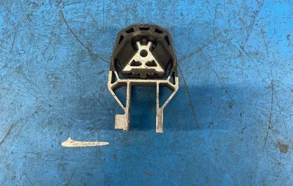 Ford Escape III Engine mount bracket AV6Z6068B
