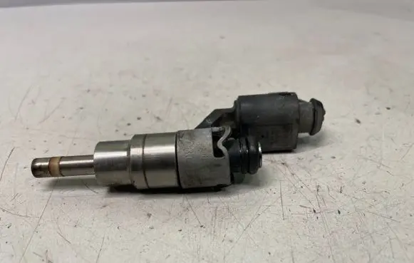 Volkswagen Golf Plus Fuel injector 0261500016
