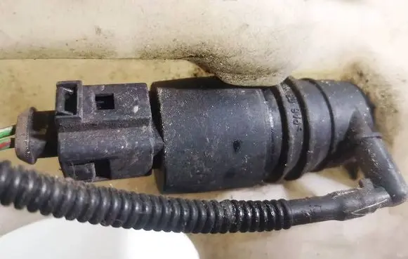 Volkswagen Bora Windscreen/windshield washer pump 