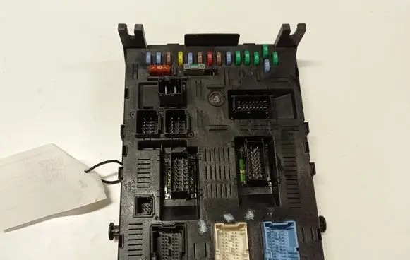 Citroen C6 Fuse module 9661940180 BSI2004 H02