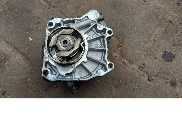 Opel Zafira B Vacuum pump 