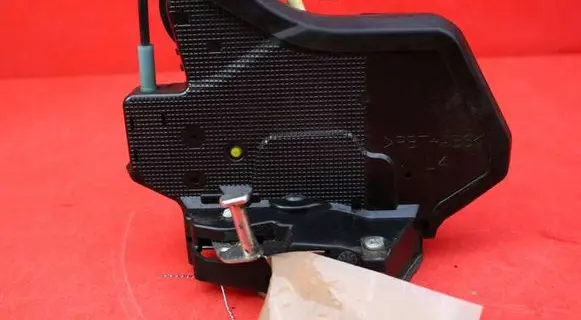 Suzuki Grand Vitara II Rear door lock