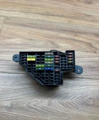 Volkswagen Golf V Fuse box set 24110800772