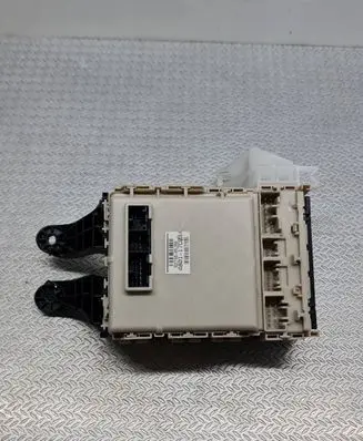 Toyota Avensis T270 Fuse module 8273005J60 480117C08
