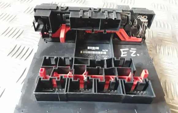 Volkswagen Golf V Comfort/convenience module 3C0937049D 28022871