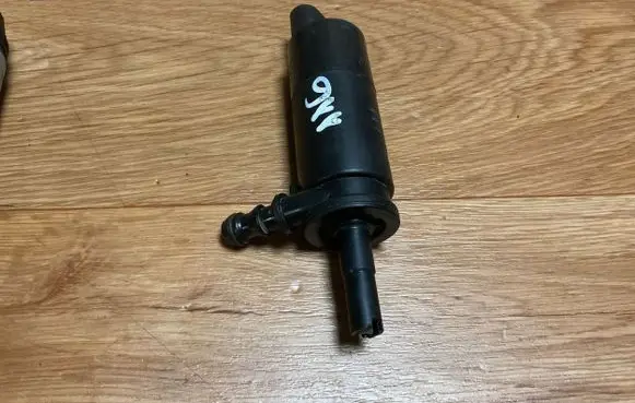 BMW 5 E60 E61 Headlight washer pump 6973097 57786310