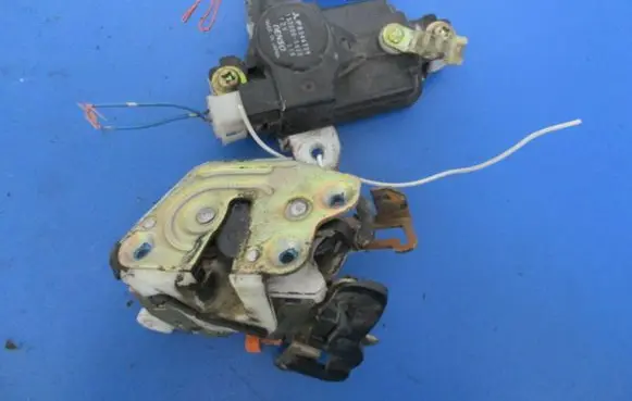Mitsubishi Space Wagon Rear door lock