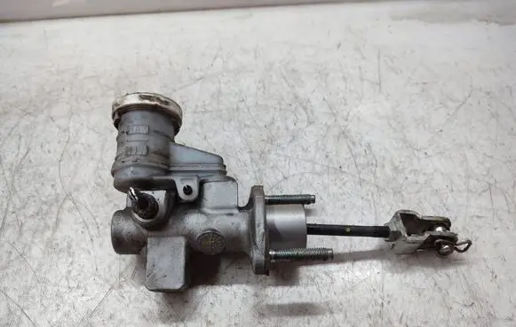 Mitsubishi L200 Clutch master cylinder 