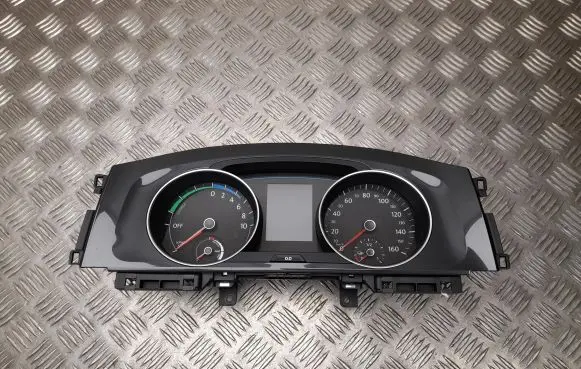 Volkswagen Golf VII Speedometer (instrument cluster)