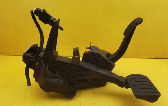 Peugeot 408 P54 Pedal assembly 9832495680
