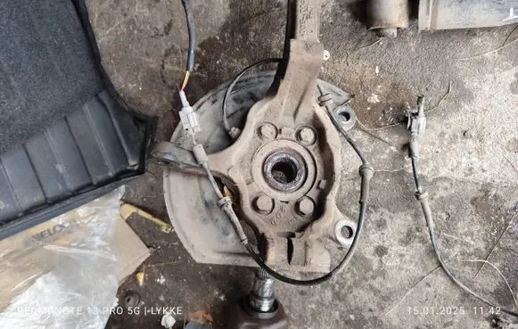 Nissan Qashqai+2 Front wheel hub 40015JD040