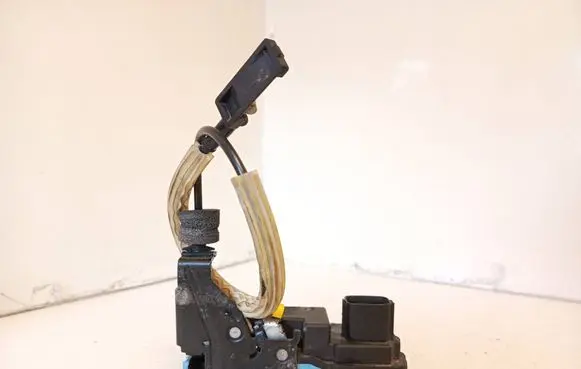 Volvo V70 Front door lock 8650546