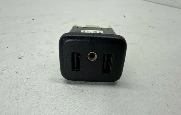 Chevrolet Camaro USB socket connector 13509942