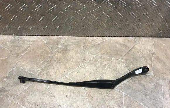 Mercedes-Benz C W204 Front wiper blade arm A2048200244