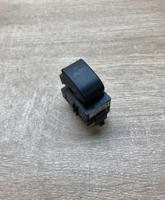 Toyota Avensis T250 Electric window control switch 8481005050