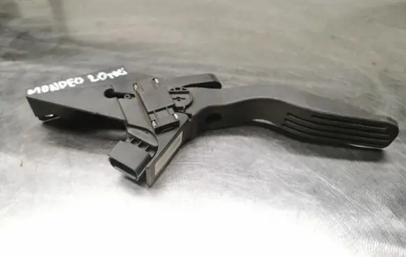 Ford Mondeo Mk III Accelerator throttle pedal