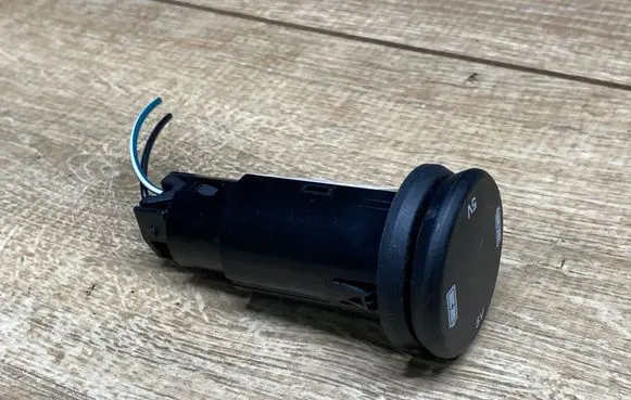 Land Rover Discovery 5 USB socket connector FK7219010AB 20160722