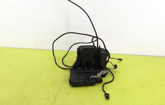Mercedes-Benz C AMG W203 Front door lock 2037200135Q38