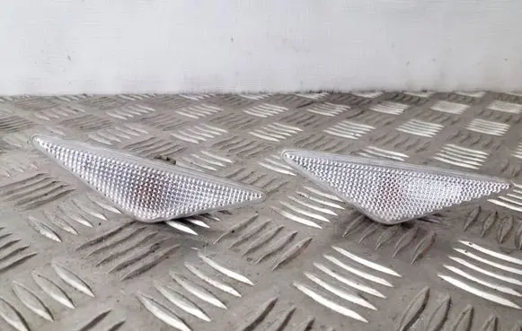 Ford Focus Front fender indicator light