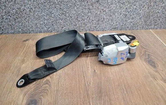 Hyundai i40 Seat belt trim 3Z000TX