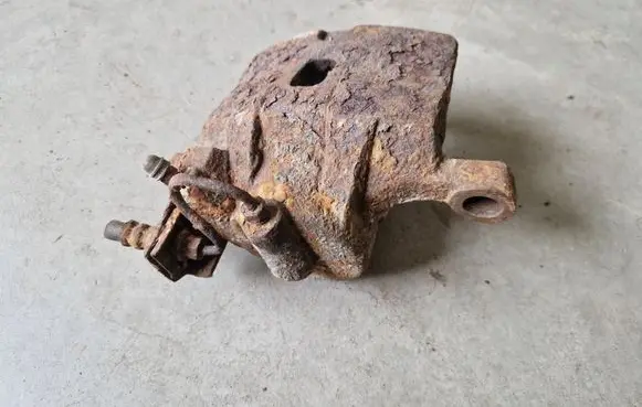 Mitsubishi L200 Front brake caliper