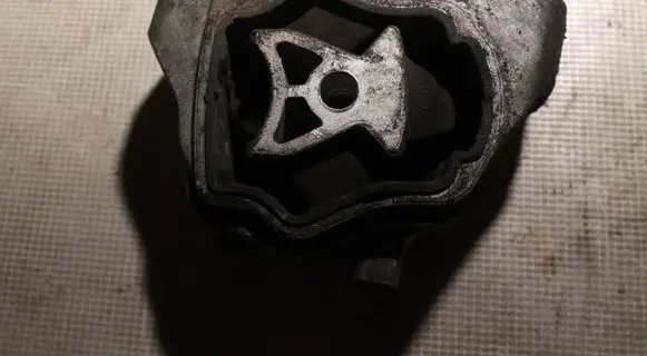 Volvo XC60 Engine mount bracket 8070M18