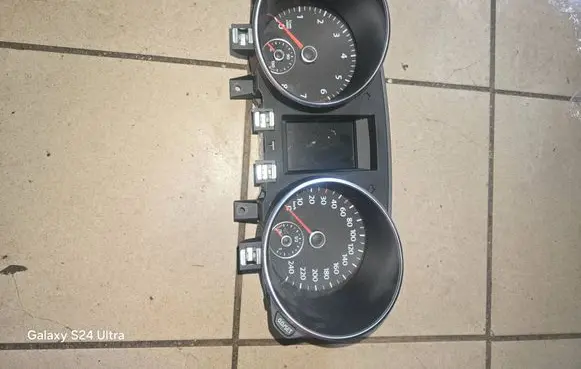 Speedometer (instrument cluster)