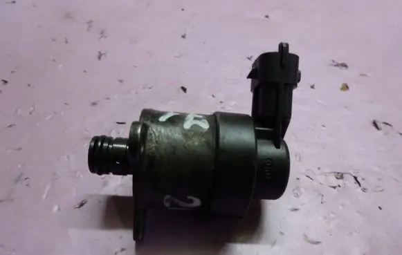Opel Corsa D Fuel pressure regulator 145TYS