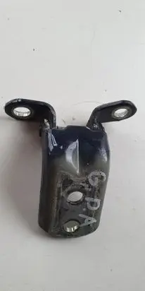 Nissan Qashqai+2 Rear door lower hinge