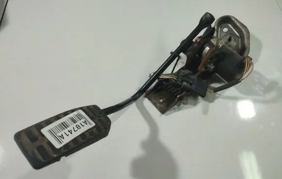Nissan Almera Tino Accelerator throttle pedal 028100242
