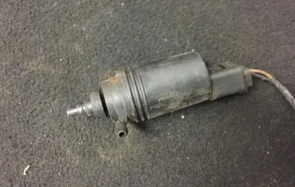 BMW 5 E39 Windscreen/windshield washer pump 67128377612 67.12-8377612