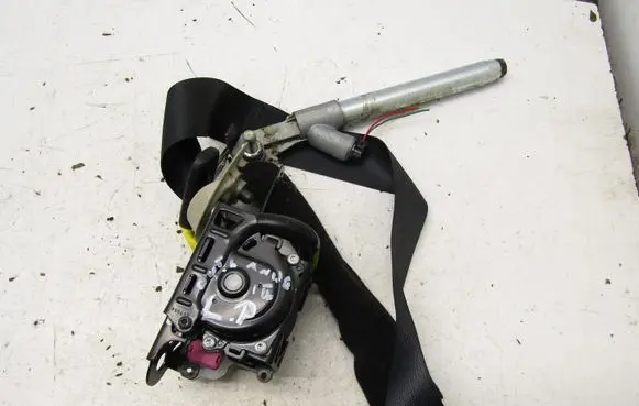 Mitsubishi Outlander Front seatbelt 1090444