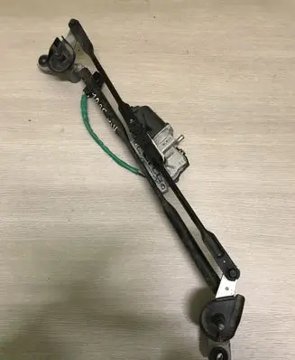 KIA Soul Front wiper linkage and motor 981102K000