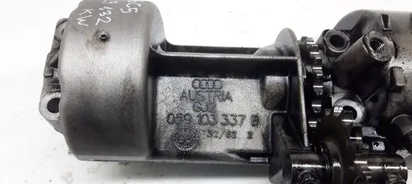 Audi A6 S6 C5 4B Oil pump 059103337