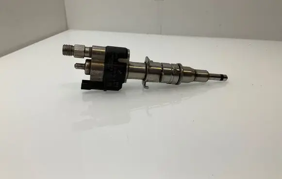 BMW 5 GT F07 Fuel injector 7585261 758526111