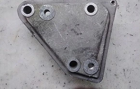 Opel Astra J Engine mounting bracket