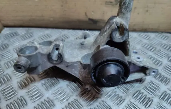 Renault Laguna III Generator/alternator bracket 117102273R