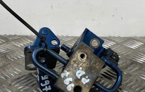 Audi A3 S3 8P Front door lower hinge 8E0831412B