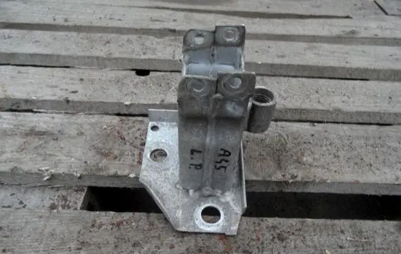 Renault Clio III Front bumper mounting bracket 8200104186D