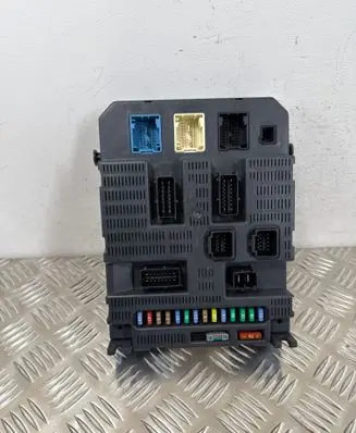Peugeot 308 Fuse module 9663798180 1046072220807