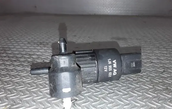 Volkswagen Golf IV Windscreen/windshield washer pump 1J6955651