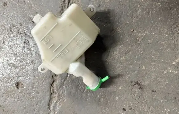 Coolant expansion tank/reservoir