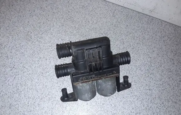 BMW 5 E39 Coolant heater control valve 64128374995