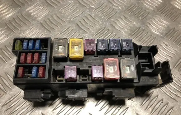 Nissan X-Trail T30 Fuse module 72545078 24381AU000 1545078